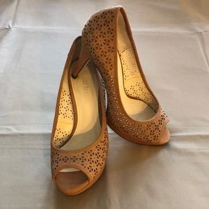 Enzo Angiolini camel suede platform peeps
